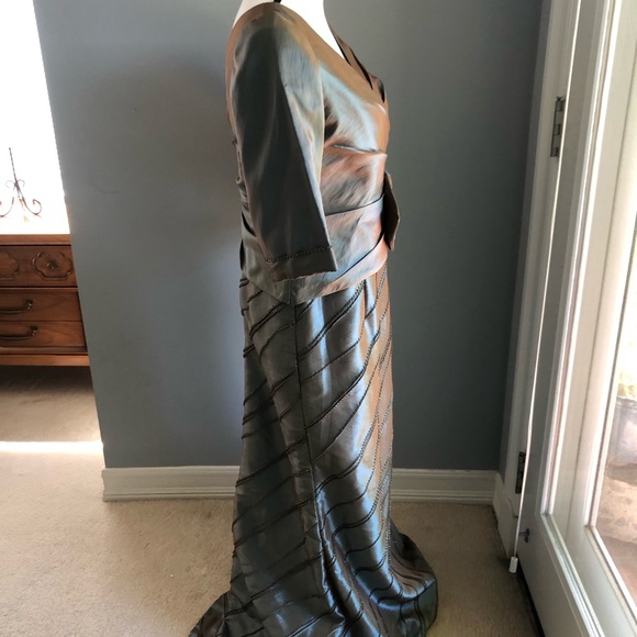 Stunning and very flattering evening gown. - Picture 3 of 8